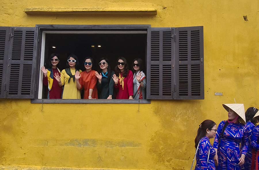 Ho An Vietnam Traditional Outfits (1)