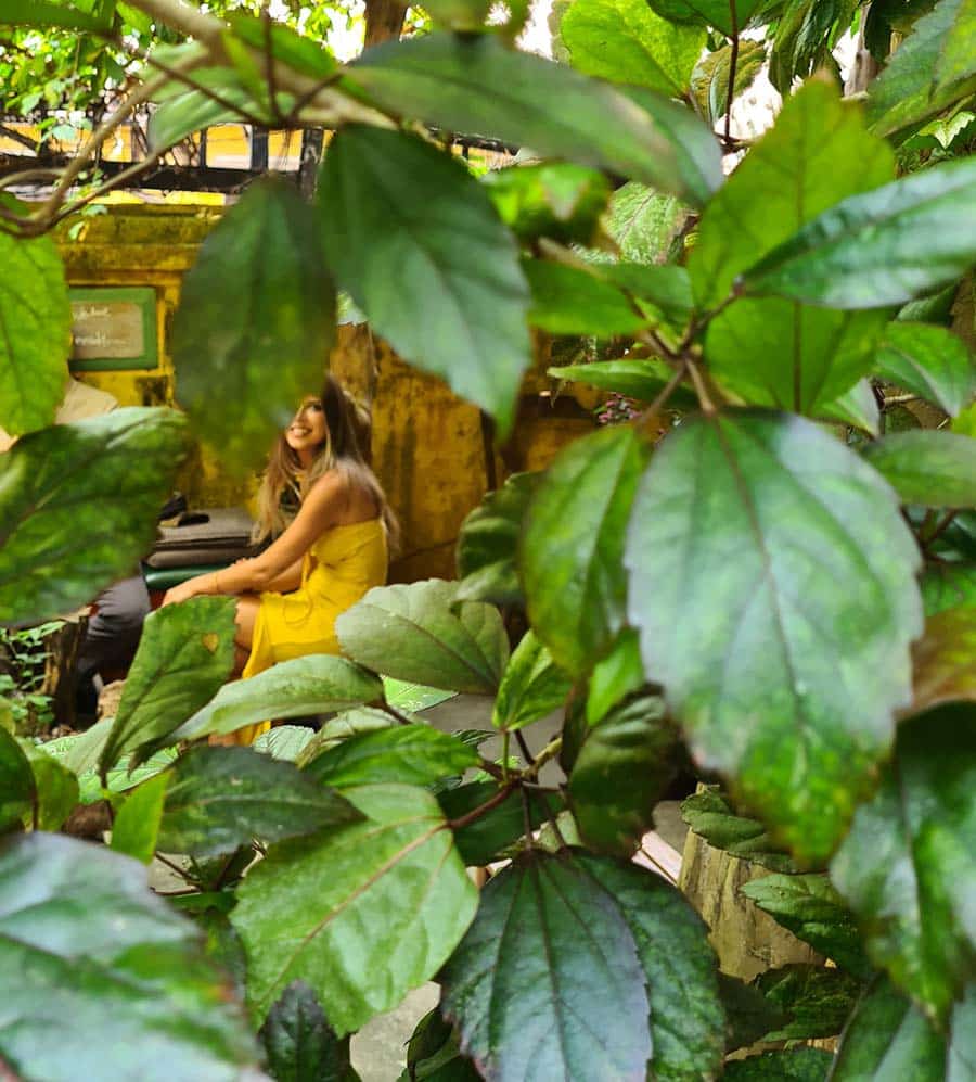 Hoi An Vietnam 2023 streetstyle asia (12) yellow