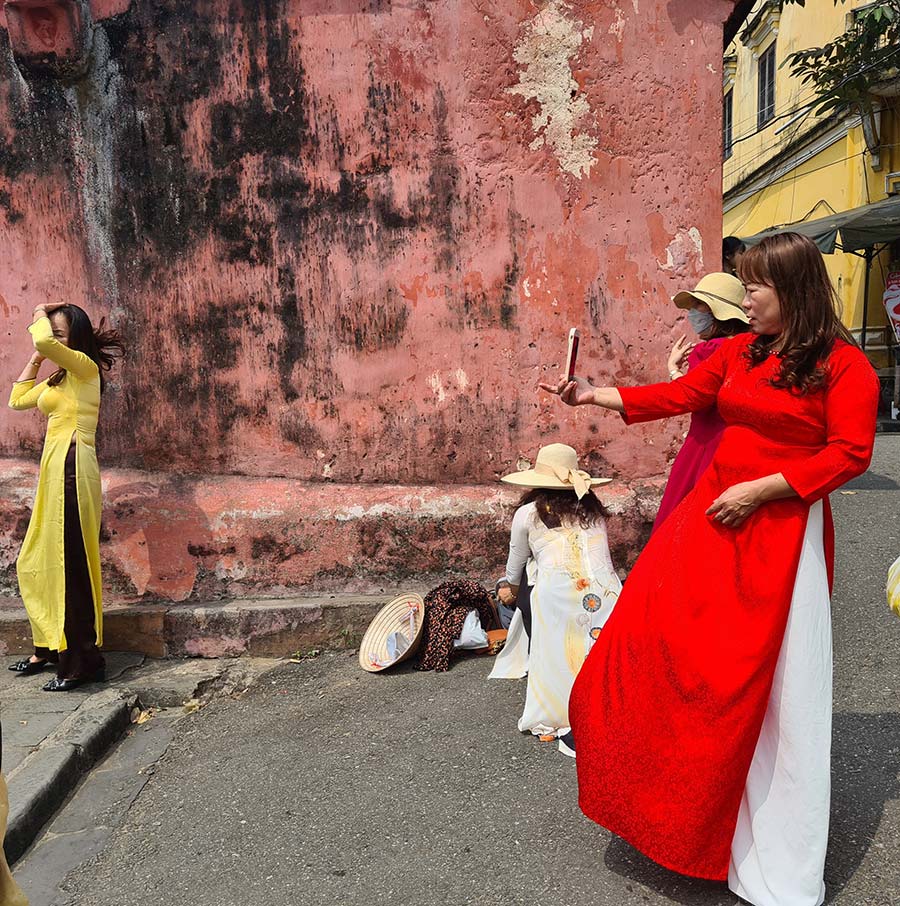 yellow Hoi An Vietnam 2023 streetstyle asia (12)