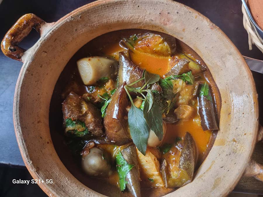 Claypot aubergine