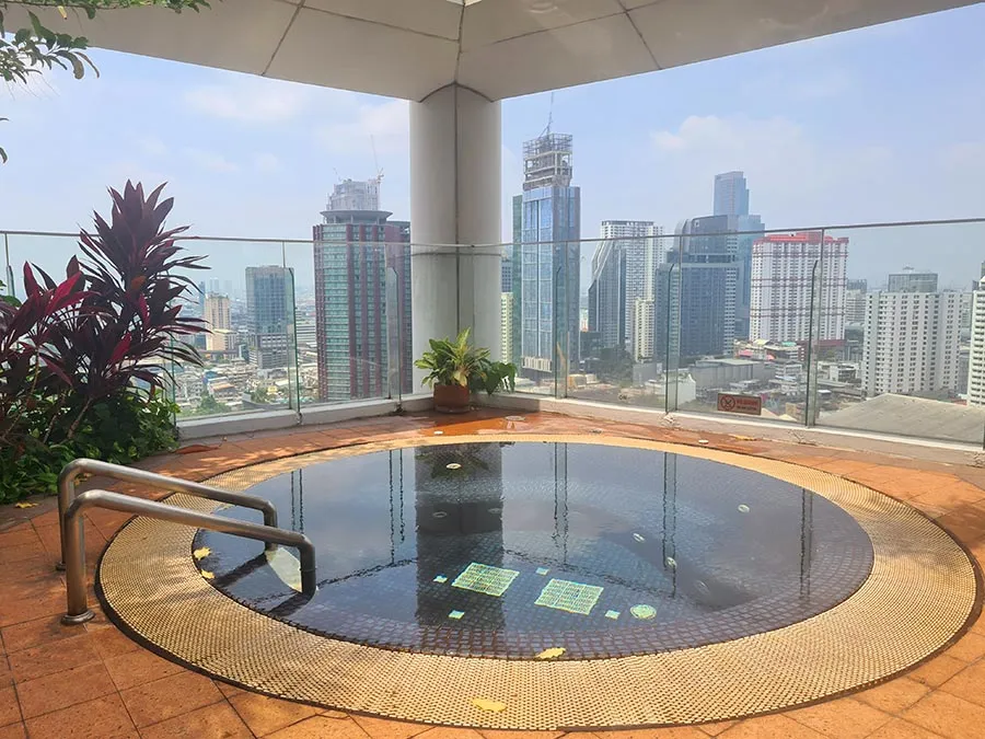 centara-grand-bangkok-central-world-pool