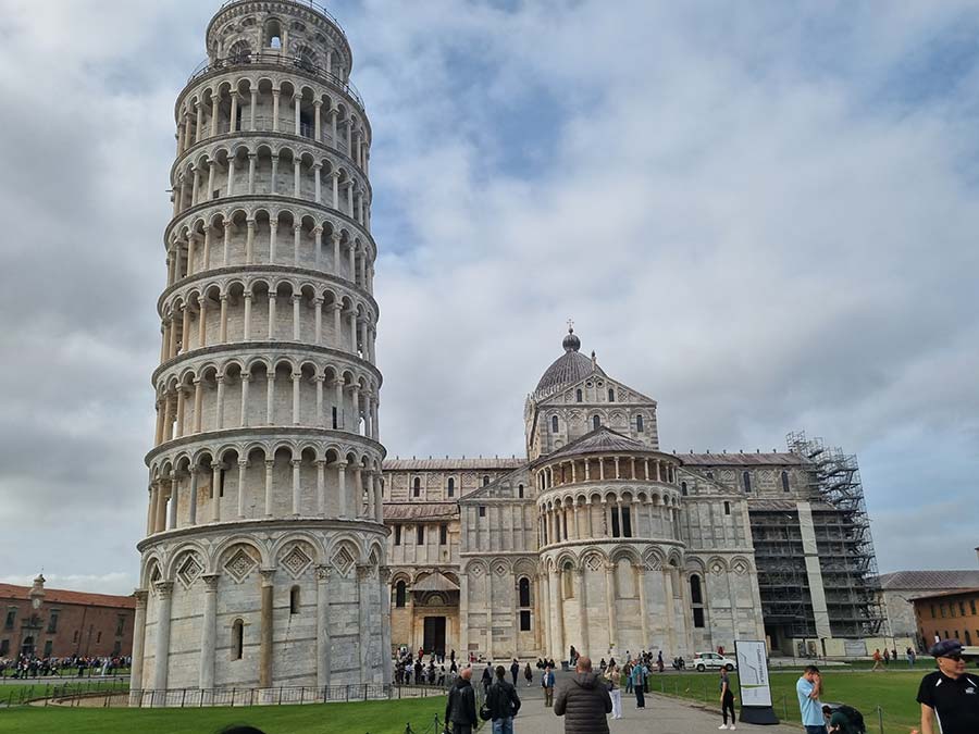 Leaning Tower Of Pisa - What To Wear For Social Media Images Gracie Opulanza Tuscany Italy (7)