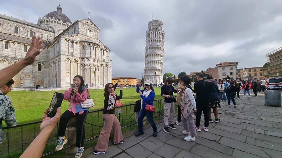 Leaning Tower Of Pisa - What To Wear For Social Media Images Gracie Opulanza Tuscany Italy (7)