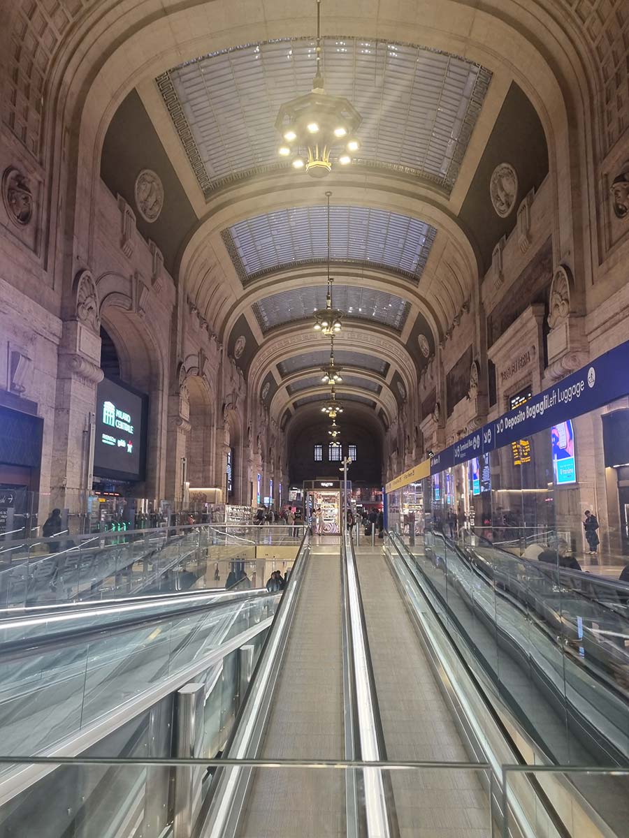 Milano Train station and street style fashion (7)