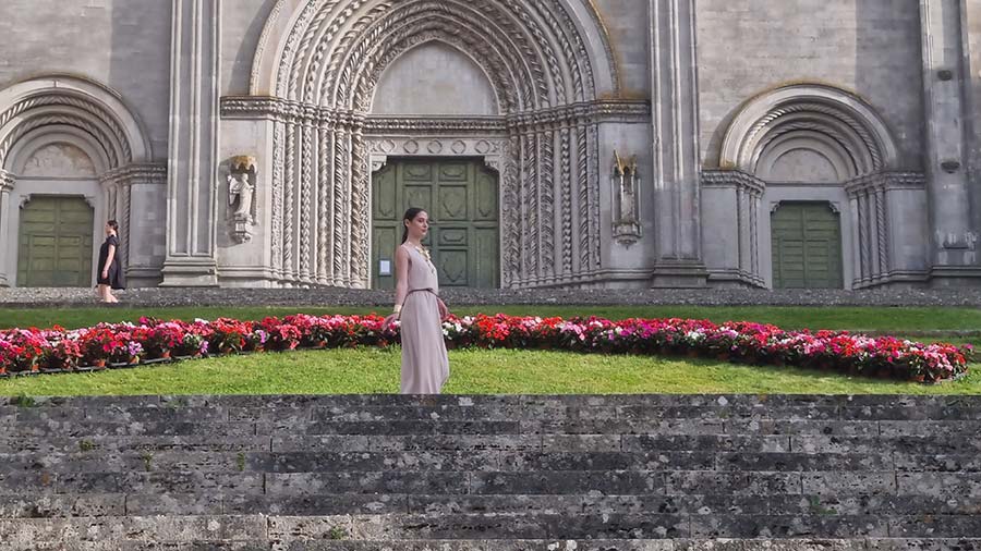 Summer Dresses Street Style Tips for Italy - Embracing Opulent Elegance