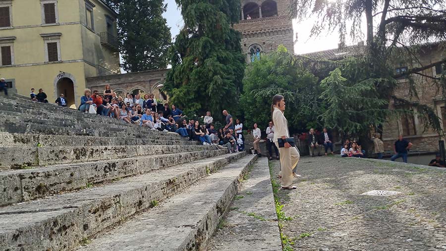 Summer Dresses Street Style Tips for Italy - Embracing Opulent Elegance