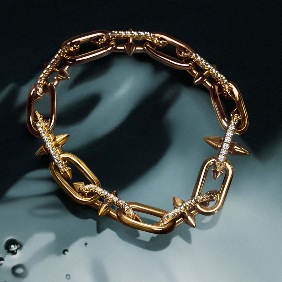 Chunky gold chians Will Pharell and cowboy hats (2)