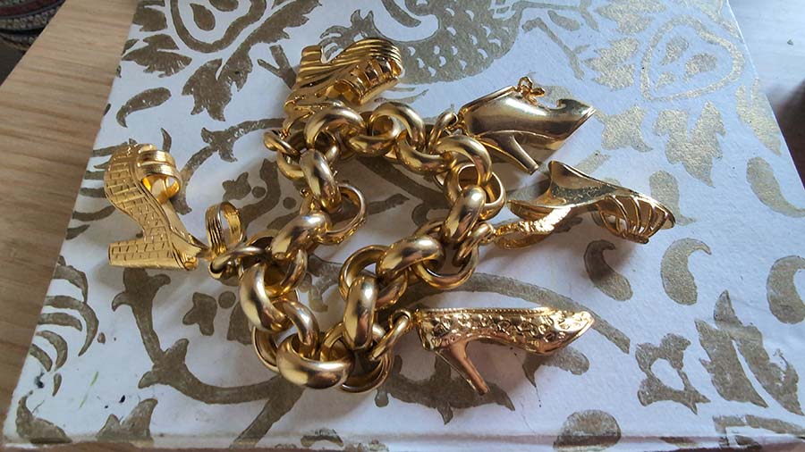 Salvatore-Feragamo-Gracie-Opulanza.jpg-gold-charm