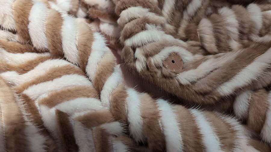 feather-light-hoodie,-the-chevron-motif-in-shades-of-brown-1