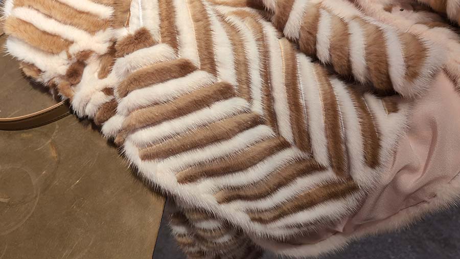 feather-light-hoodie,-the-chevron-motif-in-shades-of-brown-1