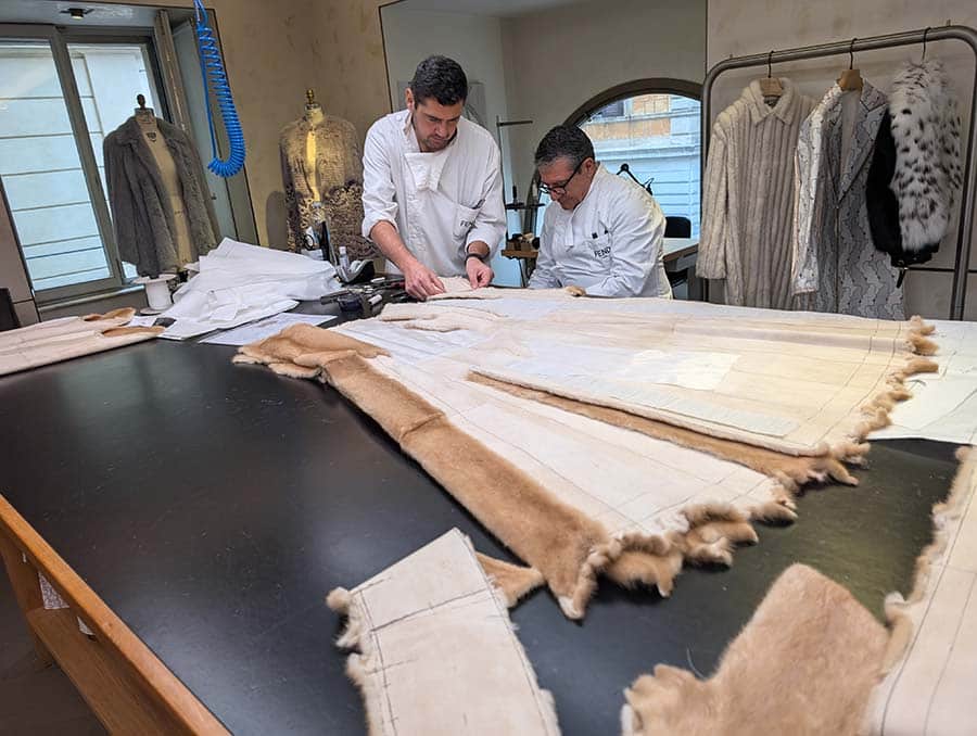 feather-light-hoodie,-the-chevron-motif-in-shades-of-brown-1