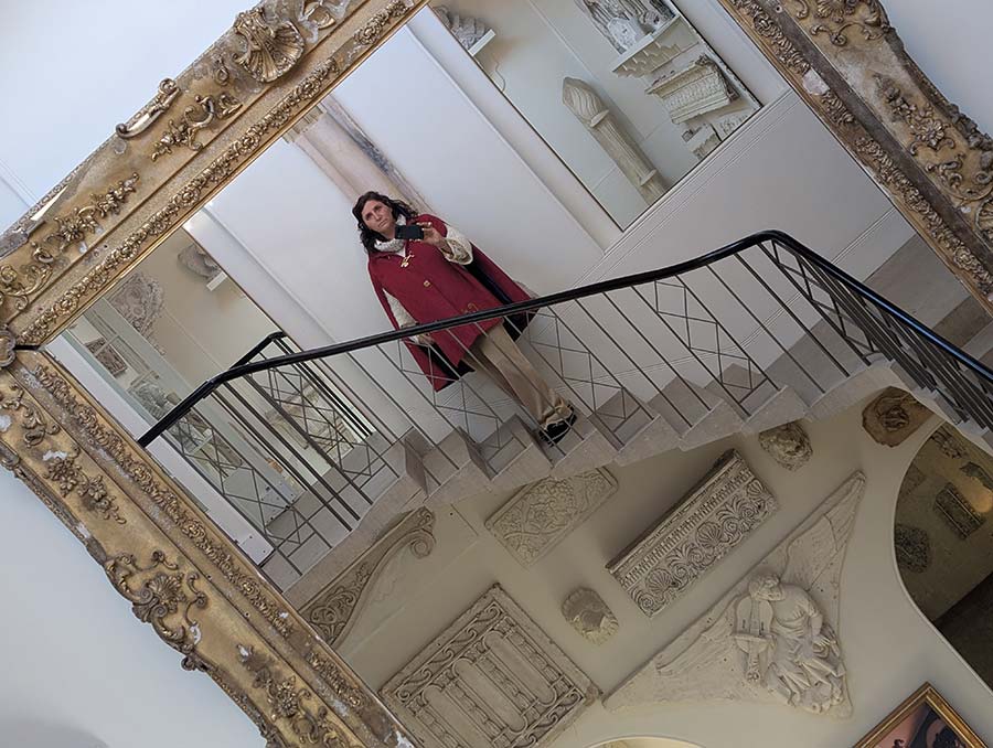 Bentayga-EWB-Azure.jpg-opulent-gold-mirror-red-cape