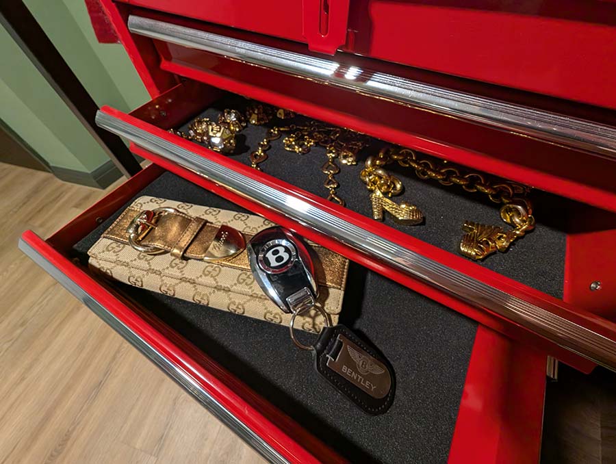 Bentayga-EWB-Azure.jpg-versace-ring