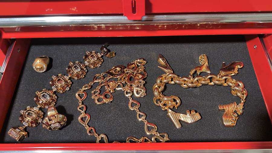 Bentayga-EWB-Azure.jpg-versace-ring