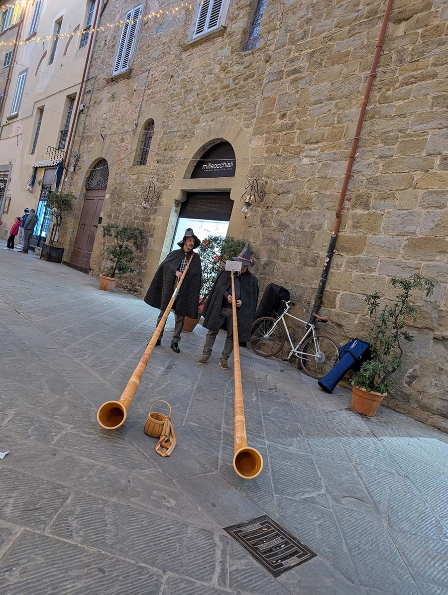 arezzo-christmas-market-tuscany-2024.jpg-horn