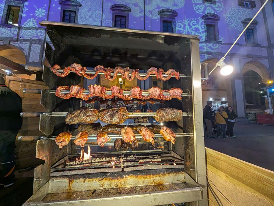 arezzo-christmas-market-tuscany-2024.jpg-3 ,meat