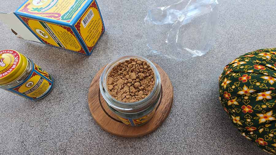 Herbal-Powder-Thailand-Child-In-The-Golden-Tray