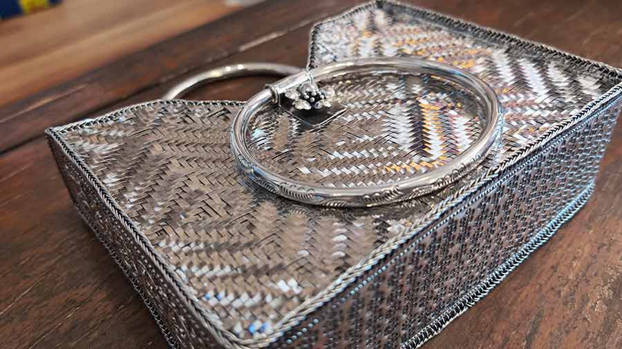 Silver Bags – Handcrafted Glamour for the Opulent Lifestyle
