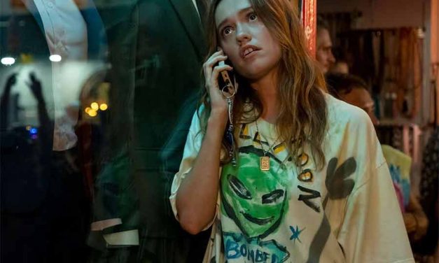 How to Style an Oversized Full Moon Party T-Shirt