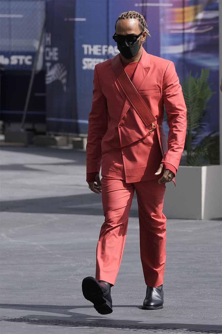 Lewis-Hamilton-Ferrari.jpg-red