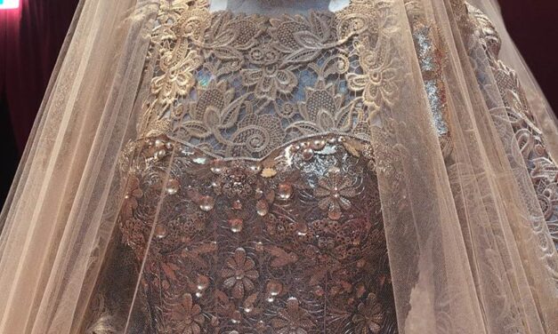 Why Lauren Sánchez Should Have Worn Gold Lace by Dolce & Gabbana