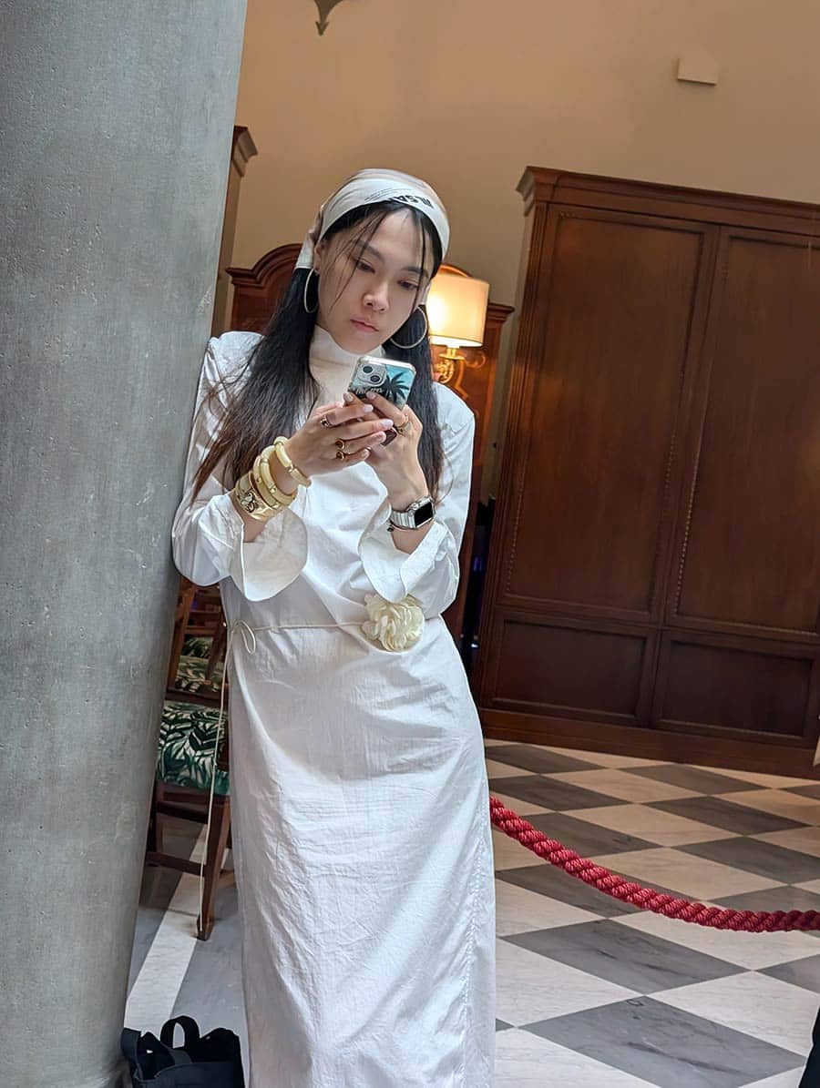 white-dresses-chunky-jewlery