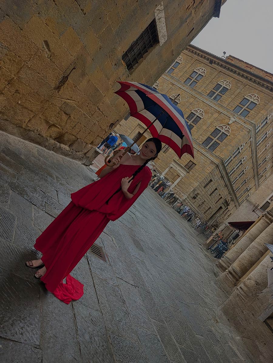 Red Chiffon Gown in Pienza &ndash; A Chinese Lady&rsquo;s Journey Through Tuscany