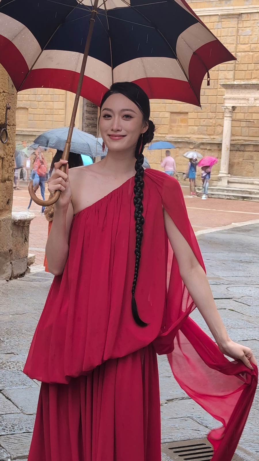 Red Chiffon Gown in Pienza &ndash; A Chinese Lady&rsquo;s Journey Through Tuscany