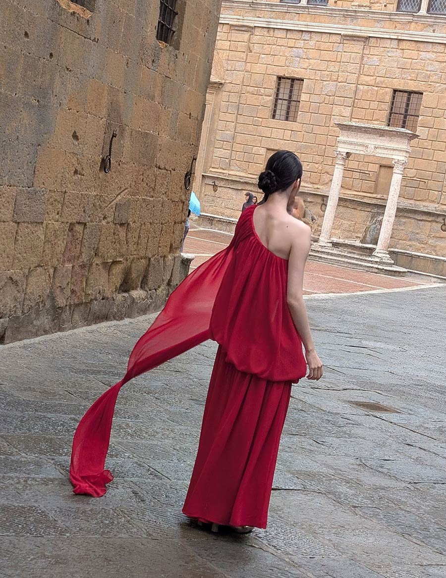 Red Chiffon Gown in Pienza &ndash; A Chinese Lady&rsquo;s Journey Through Tuscany