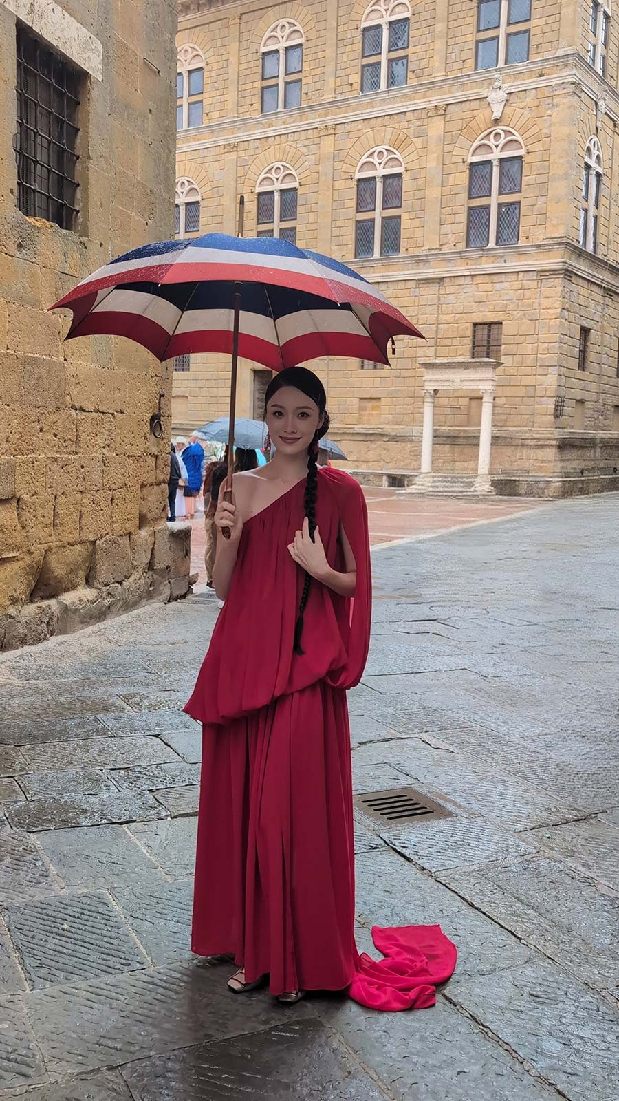 Red Chiffon Gown in Pienza &ndash; A Chinese Lady&rsquo;s Journey Through Tuscany